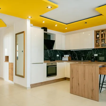 Luxury Adri With 2 Parking Spots Apartment *