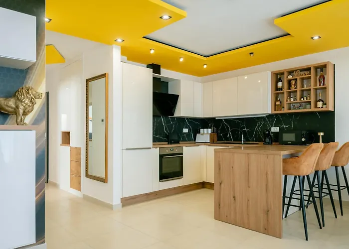 Luxury Adri With 2 Parking Spots Apartment *