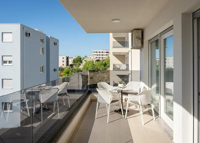 Luxury Adri With 2 Parking Spots Apartment *